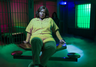 Imagen de Elsbeth (T2): Ep.20 Vacaciones en la sombra - 16