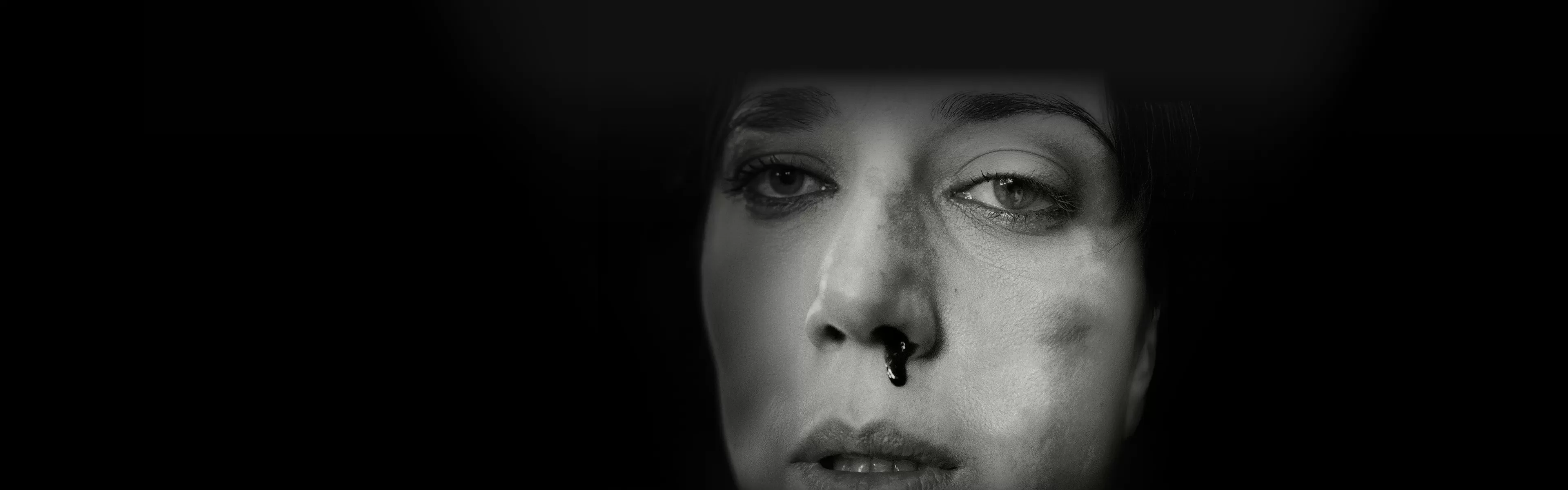 Dos personas intercambiando saliva, en Movistar Plus+