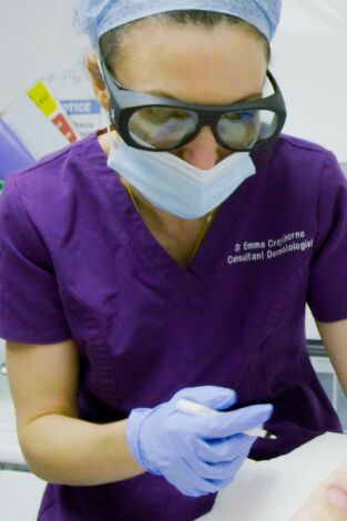 Dra Emma: Clínica dermatológica. T(T2). Dra Emma: Clínica... (T2): Hannah, Mariah y Hannah