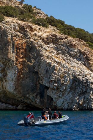 En busca de la Atlántida. En busca de la...: Una pirámide en el mar