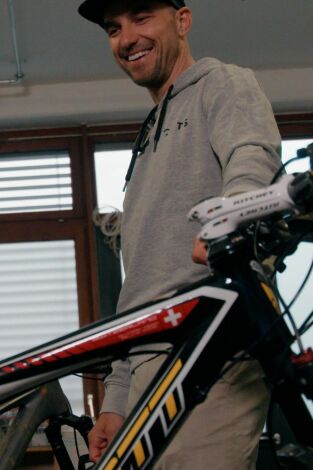 Race Bikes with Ric McLaughlin, Season 1. Race Bikes with Ric...: La Scott Spark de Nino Schurter