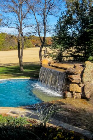 Piscinas de ensueño. T(T7). Piscinas de ensueño (T7): Una piscina de vacaciones al lado del lago