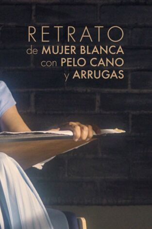 Retrato de mujer blanca con pelo cano y arrugas