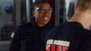 9-1-1. T(T5). 911 (T5): Ep.11 Mirando desde fuera