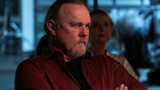 Monarch. T(T1). Monarch (T1): Ep.5 Muerte y Navidad