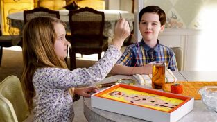 El joven Sheldon. T(T1). El joven Sheldon (T1): Ep.14 Ensalada de patata, una escoba y el whisky de papá