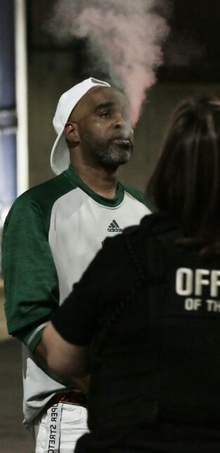 Detenidos. T(T1). Detenidos (T1): Iguanas, baloncesto y silencio