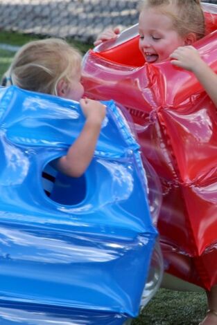 5 por sorpresa: la batalla de los Busby. T(T6). 5 por sorpresa:... (T6): Una manifestación no muy pacífica