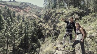 Famosos en peligro con Bear Grylls. Famosos en peligro con...: Simu Liu en las Rocosas canadienses