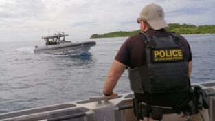 Control de aeropuertos: el Caribe. Control de...: Contrabandistas en el puerto