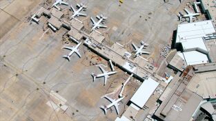 Dentro del aeropuerto de Melbourne. Dentro del aeropuerto...: Bajo presión