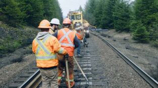 Las Montañas Rocosas en tren. Las Montañas Rocosas...: Desprendimiento de rocas