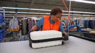 Dentro del aeropuerto: equipaje perdido. Dentro del aeropuerto:...: Unas Jordan vintage y una furgoneta con barbería incorporada
