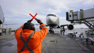 Dentro del aeropuerto de Toronto. Dentro del aeropuerto...: Lucha contra la tormenta
