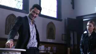 Lucifer. T(T1). Lucifer (T1): Ep.9 Un cura entra en un bar