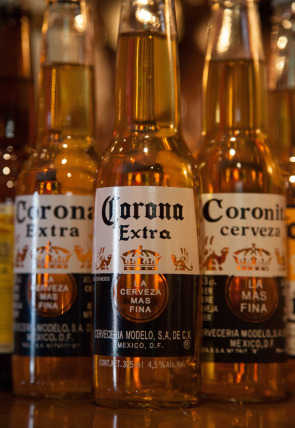 Póster de Megafactorías: Corona