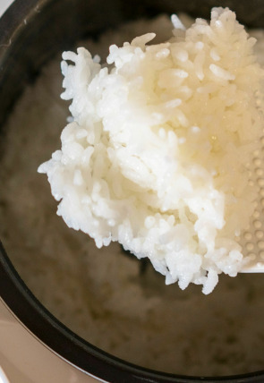 Póster de , Mobiliario para esconder objetos · Así se hace: Ollas arroceras