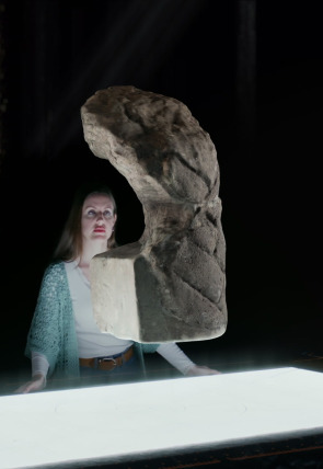 Póster de Strangest Things: Roanoke, cuerno acústico, barba de la Esfinge