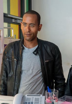 Asesinatos en la montaña T3 E5 · Picadura de abeja en la programación de Cosmo HD (Series)