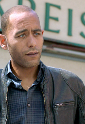 Asesinatos en la montaña T4 E2 · La locura de los trajes tradicionales en la programación de Cosmo HD (Series)