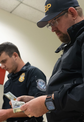 Póster de Control de aeropuertos: USA · Armas descontroladas