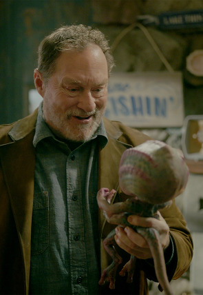 Resident Alien T4 E7 · Complejo de Edipo en la programación de SyFy HD (Series)