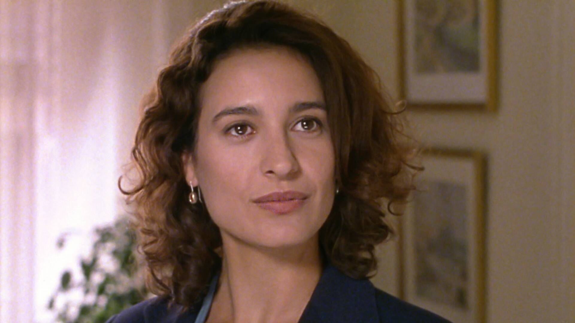 Retrato de mujer con hombre al fondo