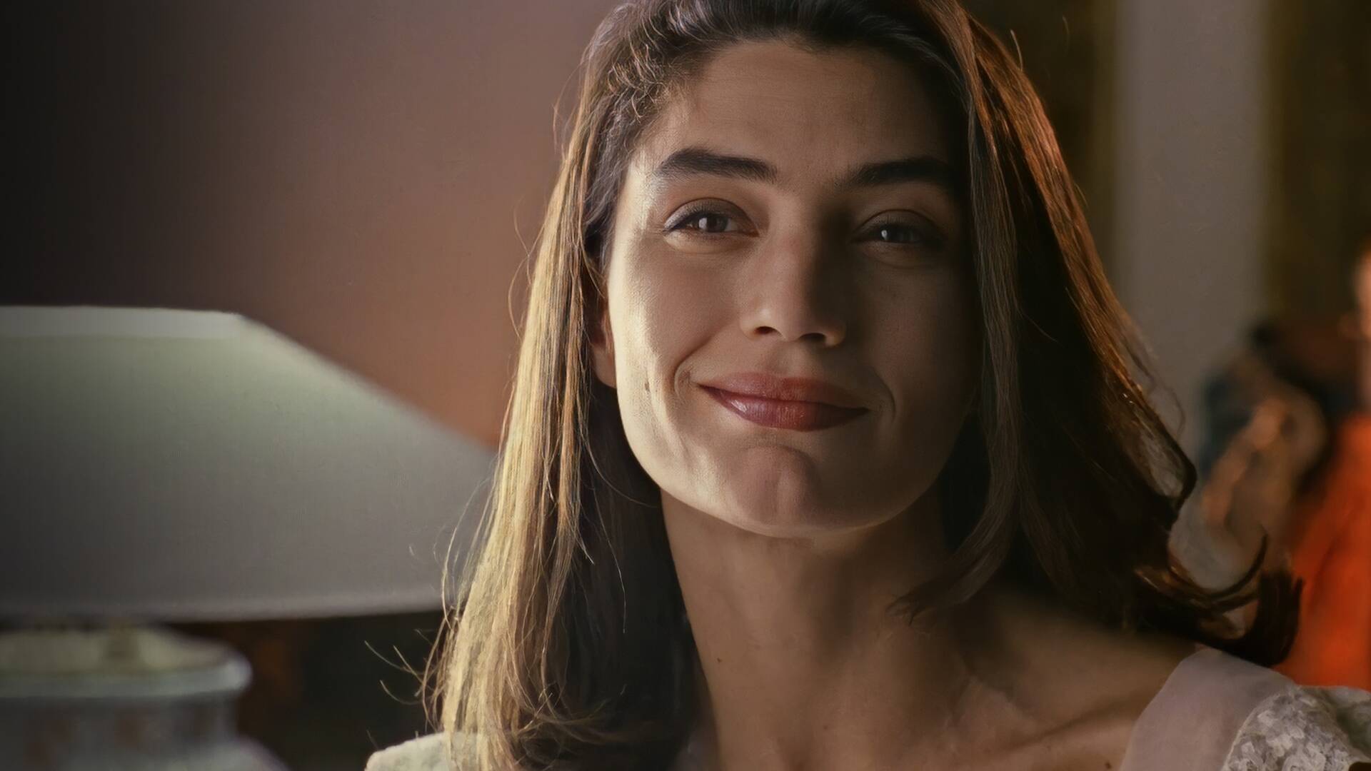 Una mujer bajo la lluvia