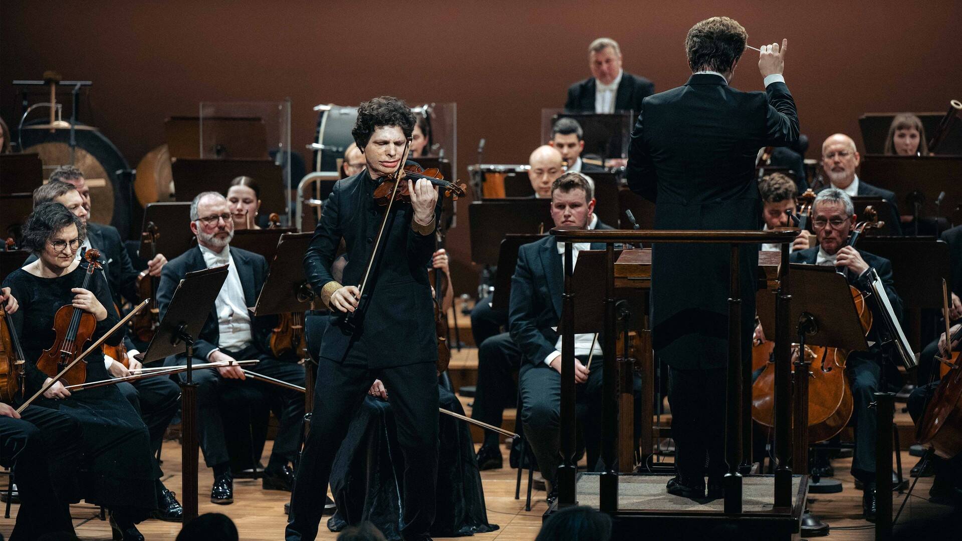 Augustin Hadelich, Czech Philharmonic, Jakub Hruša: Suk Sibelius