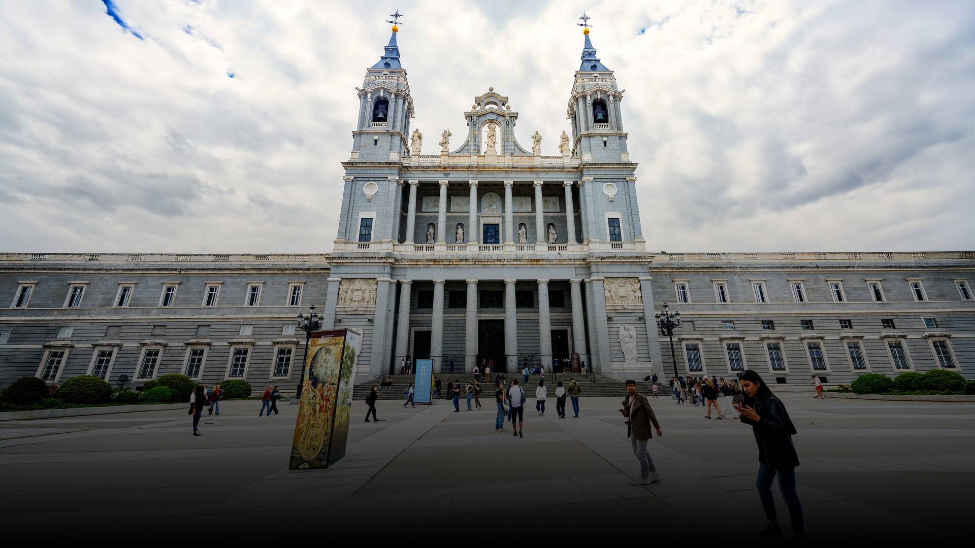 Visita Papa a España (T1): Almudena y Bernabéu