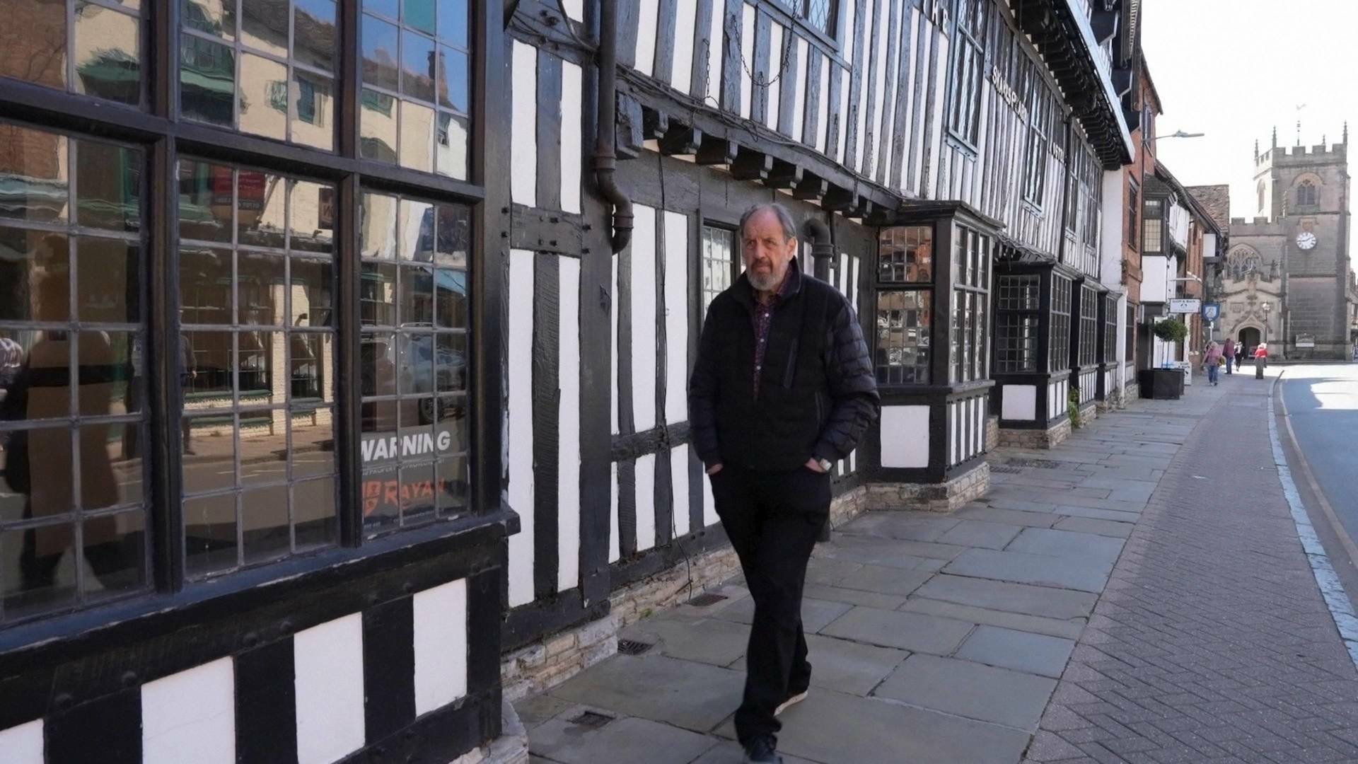 José María Pou, el hombre que respira teatro