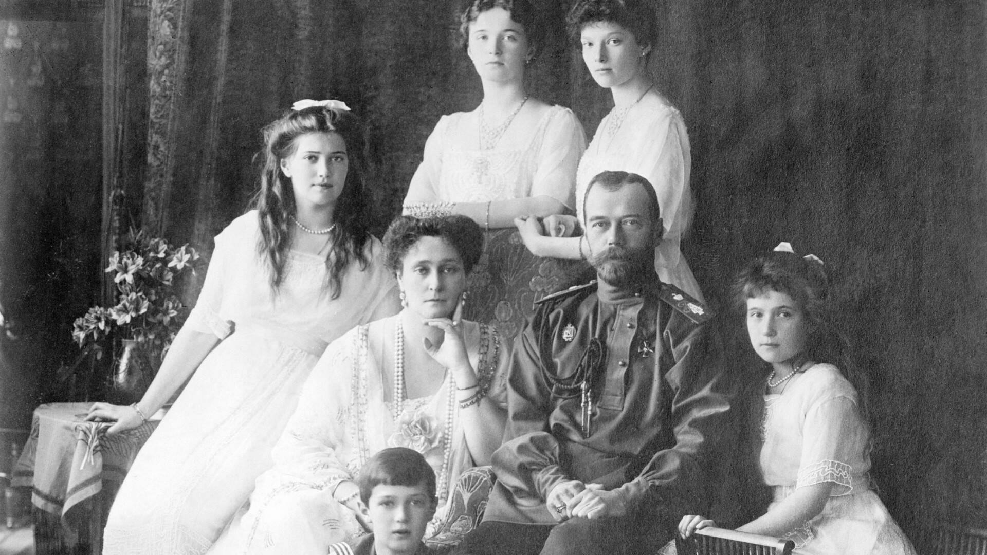 Oráculos y profecías: La influencia de Rasputín, huesos de adivinación y el hombre polilla