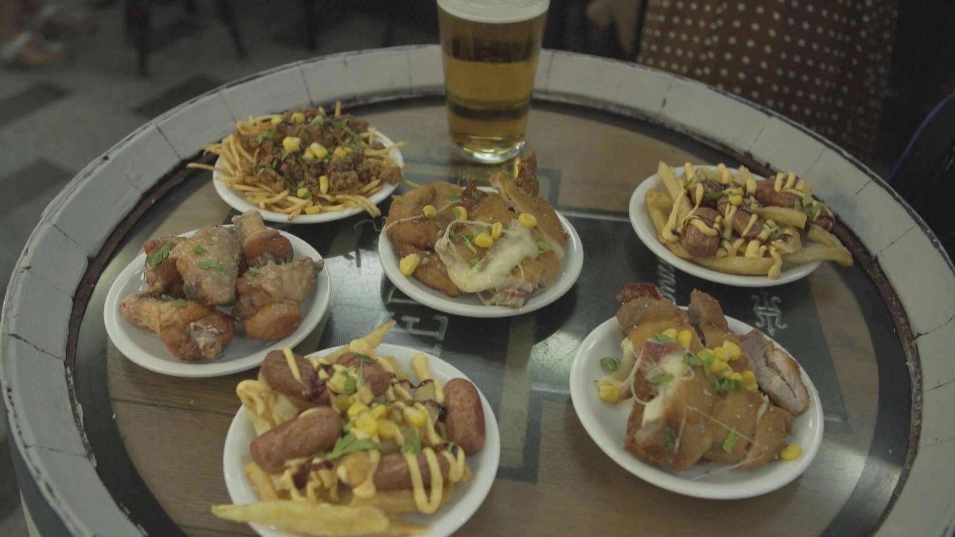 Nos vemos en el bar (T1): Con tapas gratis