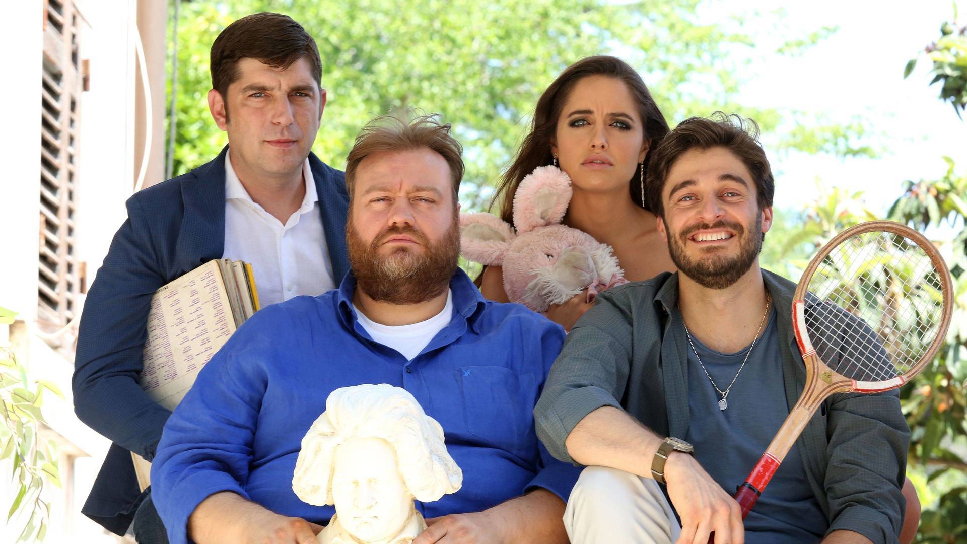 Una Casa, La Familia y Un Miracle