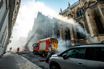 Arde Notre Dame