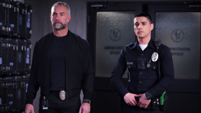 Imagen de S.W.A.T.:  Los... (T6): Ep.15 Proteger y servir - 5