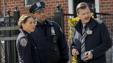 Imagen de East New York (T1): Ep.18 En el bote - 2