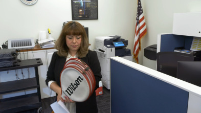 Imagen de Dentro del aeropuerto:...: Un perrito perdido y raquetas vintage - 1