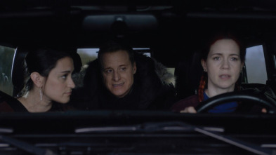 Imagen de Resident Alien (T2): Ep.13 Harry, un padre - 2