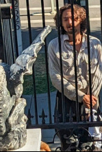 Imagen de Delincuentes al desnudo: Fuera los pantalones y esposado - 6