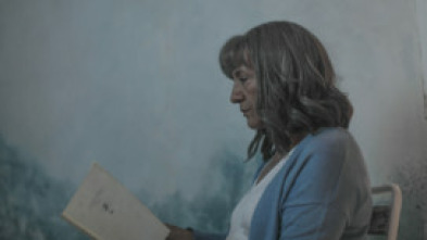 Imagen de Retrato de mujer blanca con pelo cano y arrugas - 5
