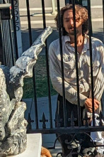 Imagen de Delincuentes al desnudo: Fuera los pantalones y esposado - 4