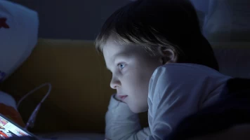 Niños frente a pantallas