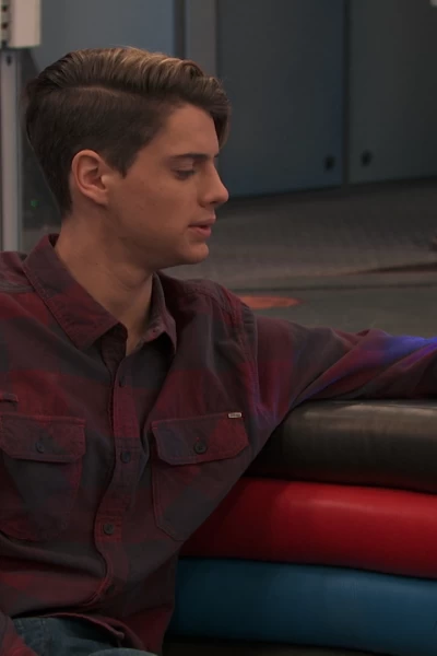 Henry Danger. T(T5). Henry Danger (T5): Ep.10 Escayolado y peligroso