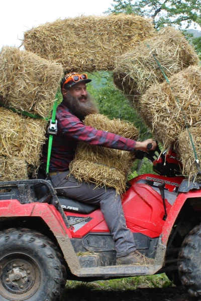 Sobrevivir en lo salvaje: el rancho Raney. T(T1). Sobrevivir en lo... (T1): Uno por el río, dos por el aire