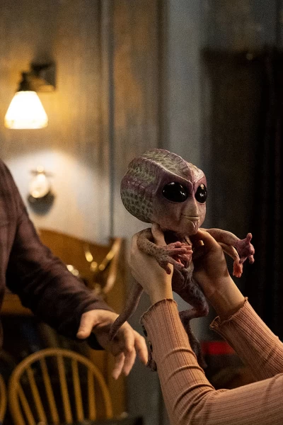 Resident Alien. T(T3). Resident Alien (T3): Ep.7 Aquí viene mi bebé