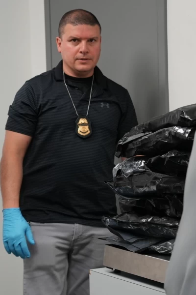 Control de aeropuertos: USA. Control de...: Cargado hasta arriba de bótox y cocaína