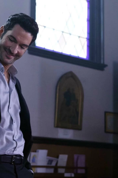 Lucifer. T(T1). Lucifer (T1): Ep.9 Un cura entra en un bar