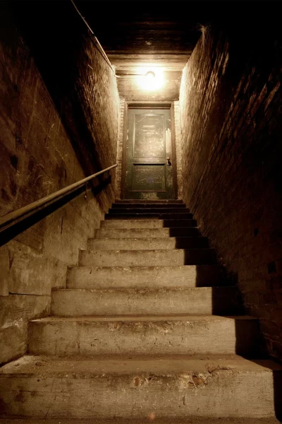 Un cadáver en el sótano. Un cadáver en el sótano: Invitación mortal