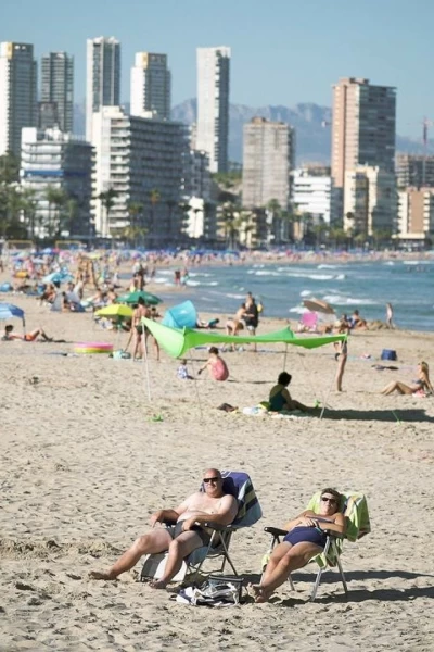 Dictadura, divisas y bikinis